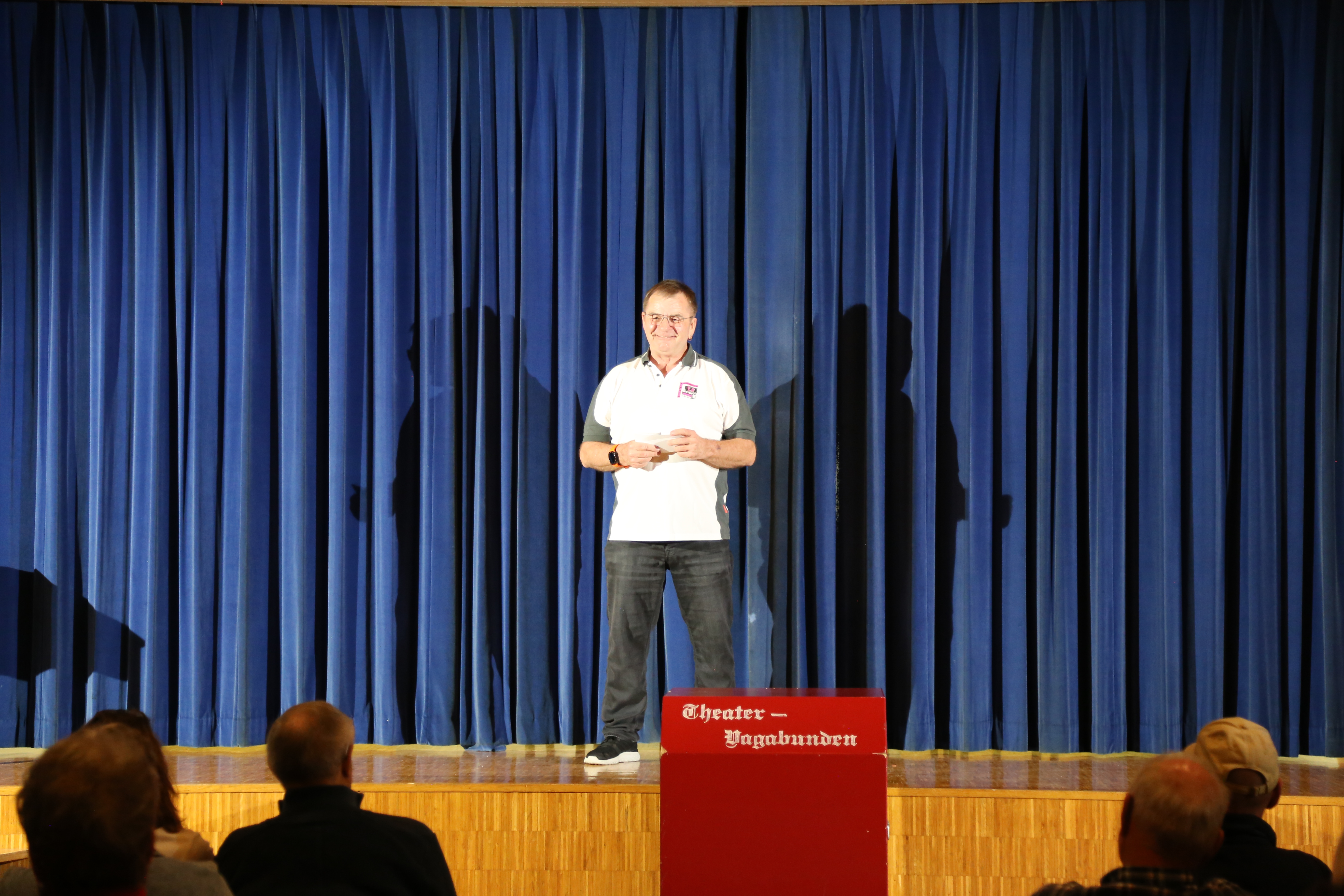 Theater Vagabunden Tuggen - Theateraufführung 2025, Bühnenbild und Schauspieler